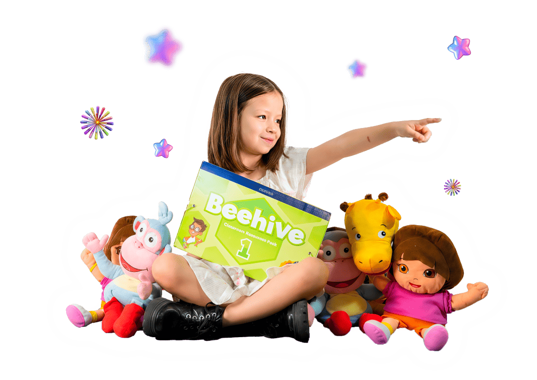 Niña aprendiendo inglés con el libro Beehive